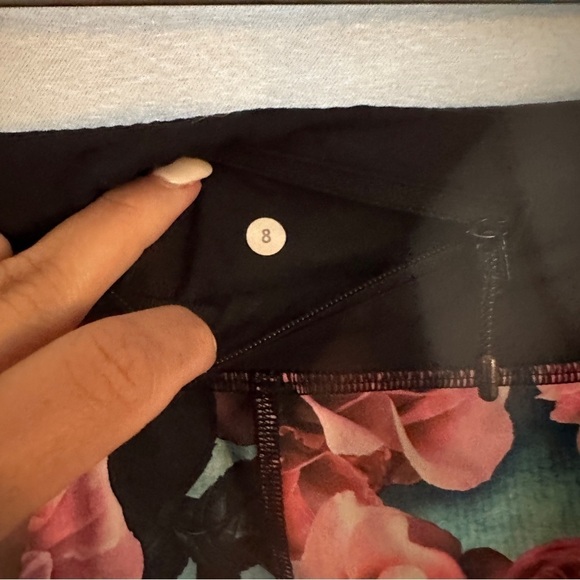 Lululemon  Inspire Crop II Secret‎ Garden size 8 - Picture 5 of 8